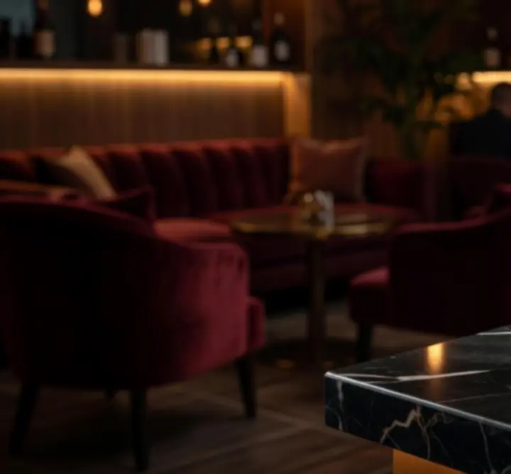 Cocktail signature lumineux servi au bar du Premium Car Shine Hub Lounge