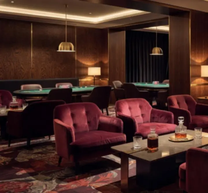 Ambiance feutrée et contemporaine du Premium Car Shine Hub Lounge