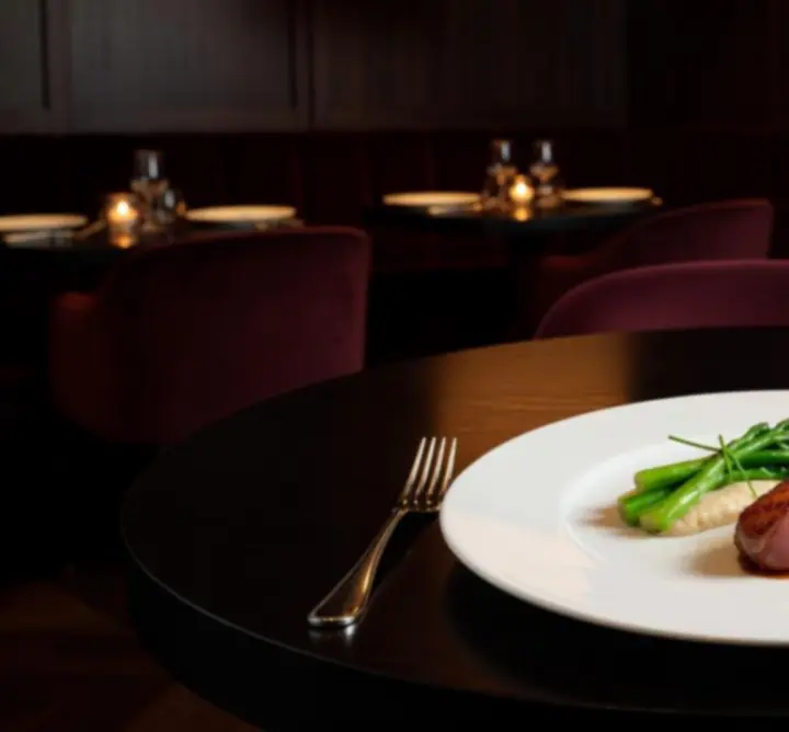 Plat signature gastronomique dressé avec élégance au Premium Car Shine Hub Lounge